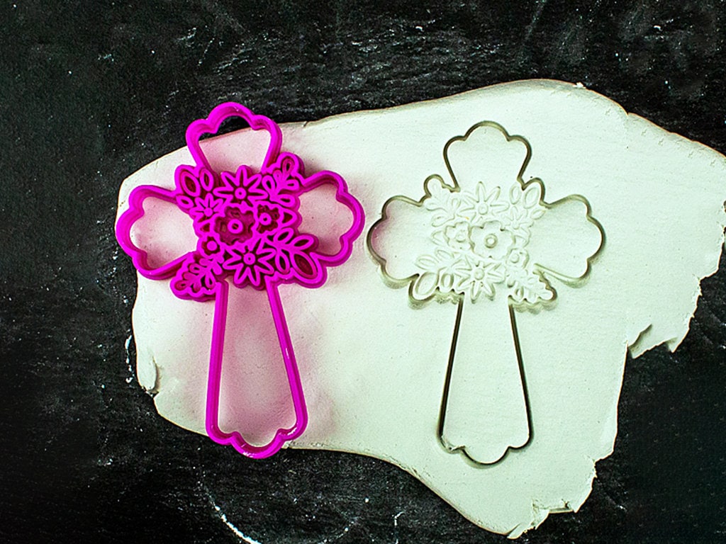 Cross-shaped Gingerbread Cookie Cutter - Precision-Cut, 2.75" x 3.94" (7 cm x 10 cm) - Exclusive Mold for Crafting Delightful Cookies