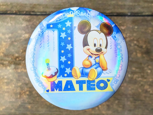 Personalisiertes Disney Mickey Mouse Geburtstags-Button-Abzeichen | Personalisiertes Disney-Geburtstagsabzeichen | Personalisierte Mickey Mouse Pin | Feier-Disney-Knopf-Abzeichen
