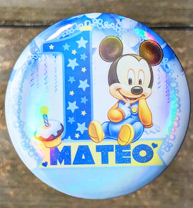 Personalizovaný narozeninový odznak s motivem Disney Mickey Mouse | Magnet nebo odznak s motivem Disney | 58 mm nebo 75 mm se standardní nebo třpytivou laminací | Oslavný narozeninový odznak s motivem Disney