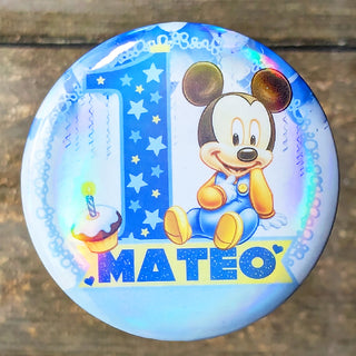Personalizovaný narozeninový odznak s motivem Disney Mickey Mouse | Magnet nebo odznak s motivem Disney | 58 mm nebo 75 mm se standardní nebo třpytivou laminací | Oslavný narozeninový odznak s motivem Disney