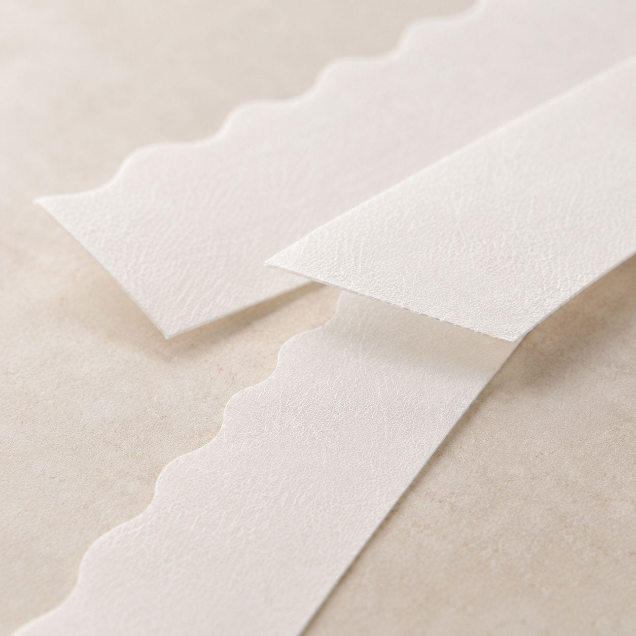 Wellige Oblatenstreifen, essbare vorgeschnittene Tortenranddekoration, moderne Tortentextur