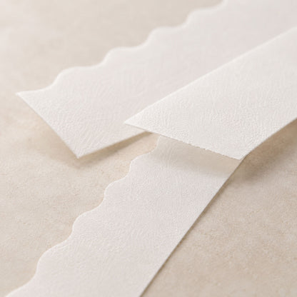 Wellige Oblatenstreifen, essbare vorgeschnittene Tortenranddekoration, moderne Tortentextur