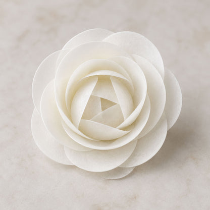Předem nařezané okvětní lístky z oplatkového papíru – bílé kruhy s tvarem na jedlé květiny na dorty